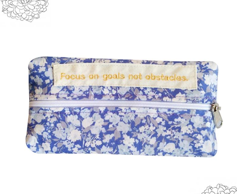 Tissue case with zipper