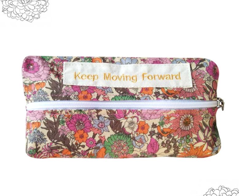 Tissue case with zipper